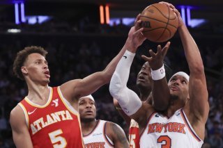 Une soirée difficile pour Dyson Daniels et Clint Capela face à Josh Hart (3). KEYSTONE/AP/Heather Khalifa
